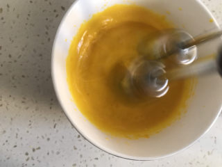 宝宝蛋黄溶豆,然后高速打发蛋黄