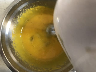 宝宝蛋黄溶豆,搅拌均匀至融化