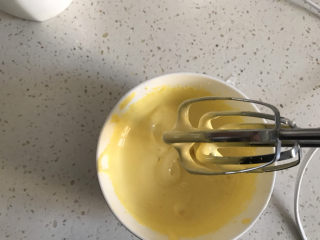 宝宝蛋黄溶豆,打发至颜色变白，提起打蛋器画8字5秒钟不消失