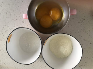 宝宝蛋黄溶豆,准备好蛋黄，糖，奶粉