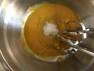 宝宝蛋黄溶豆,蛋黄中加入糖