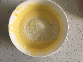 宝宝蛋黄溶豆,再筛入奶粉翻拌至无颗粒