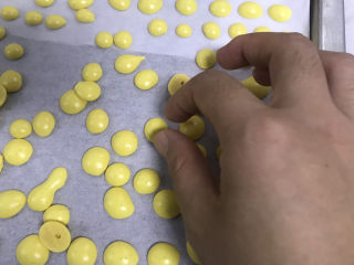 宝宝蛋黄溶豆,用手轻轻一碰就能轻松从油纸拿下来，就是熟了