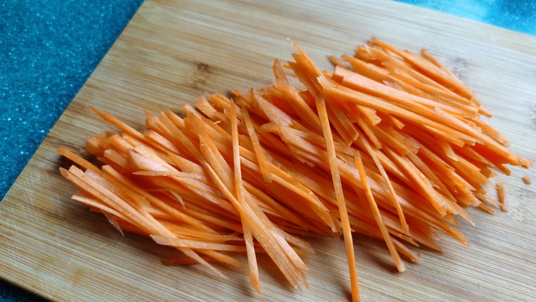 清炒胡萝卜丝,然后切成萝卜丝。