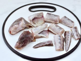 啤酒酱香海鲶鱼豆腐,海鲶鱼去除内脏，冲洗干净后切段。