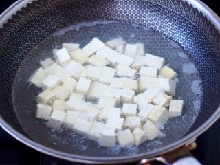 啤酒酱香海鲶鱼豆腐,锅中倒入适量的清水，放入切块的豆腐进行焯水，大火煮沸后煮1分钟捞出沥干水分。