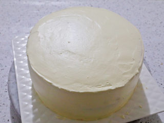 艾莎生日蛋糕,再将整个蛋糕涂抹上奶油