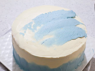 艾莎生日蛋糕,表面也不规则的涂抹一下，如图所示