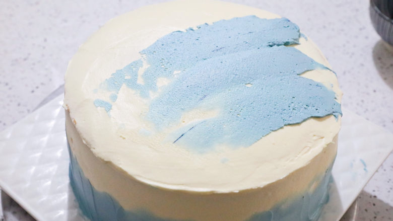 艾莎生日蛋糕,表面也不规则的涂抹一下，如图所示