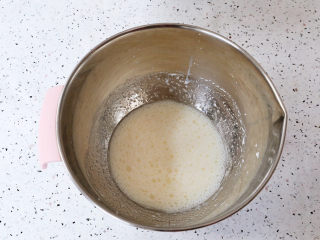 艾莎生日蛋糕,先制作蛋黄糊：将纯牛奶和玉米油混合搅拌至乳状