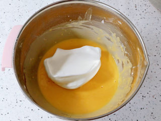 艾莎生日蛋糕,取三分之一的蛋白霜到蛋黄糊中，翻拌均匀