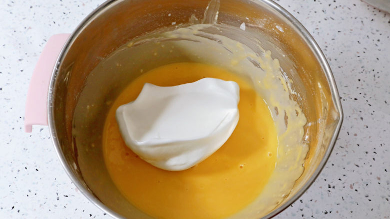 艾莎生日蛋糕,取三分之一的蛋白霜到蛋黄糊中，翻拌均匀