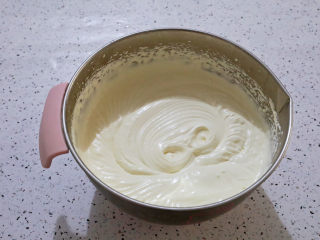艾莎生日蛋糕,淡奶油加入白糖先打至8-9分发