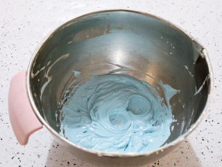 艾莎生日蛋糕,将剩余的奶油加入蓝色色素，用电动打蛋器打发均匀