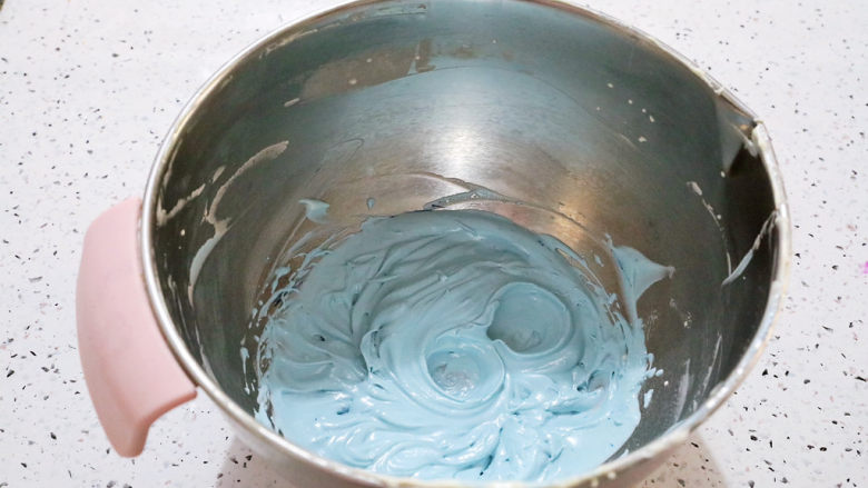 艾莎生日蛋糕,将剩余的奶油加入蓝色色素，用电动打蛋器打发均匀