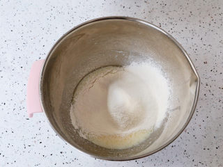 艾莎生日蛋糕,筛入低筋面粉，继续搅拌均匀
