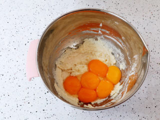 艾莎生日蛋糕,加入蛋黄，再次搅拌均匀，拌的时候用Z字形状来回搅动，不要转圈搅拌，以免起筋，这样蛋黄糊就做好了
