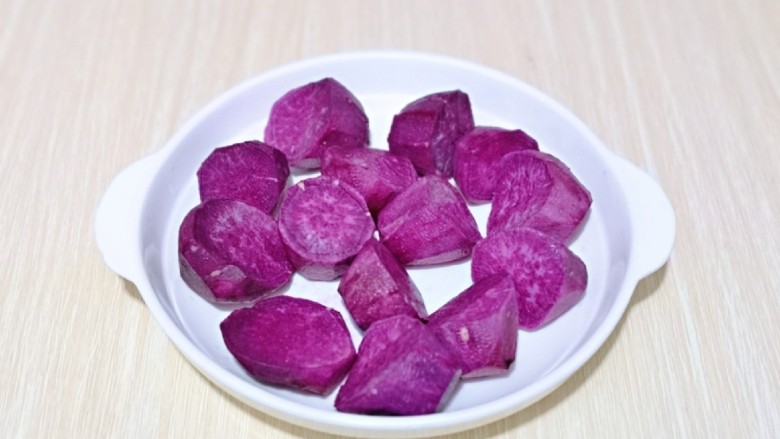 紫薯芝麻饼,<a style='color:red;display:inline-block;' href='/shicai/ 2643'>紫薯</a>去皮，洗干净，再切小块。