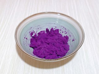 紫薯芝麻饼,压成紫薯泥。