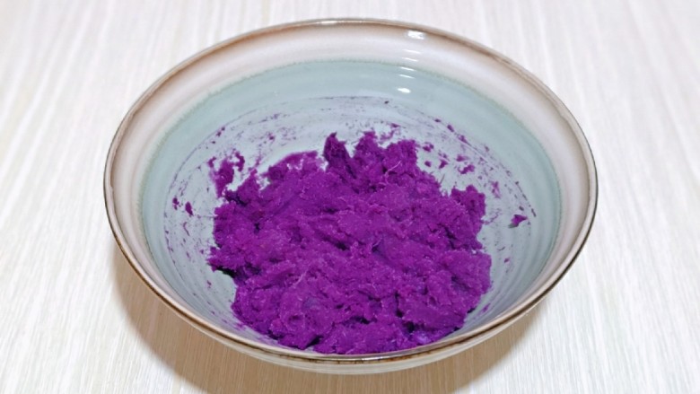 紫薯芝麻饼,压成紫薯泥。