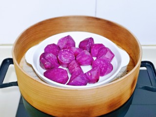 紫薯芝麻饼,上蒸锅隔水蒸熟即可。