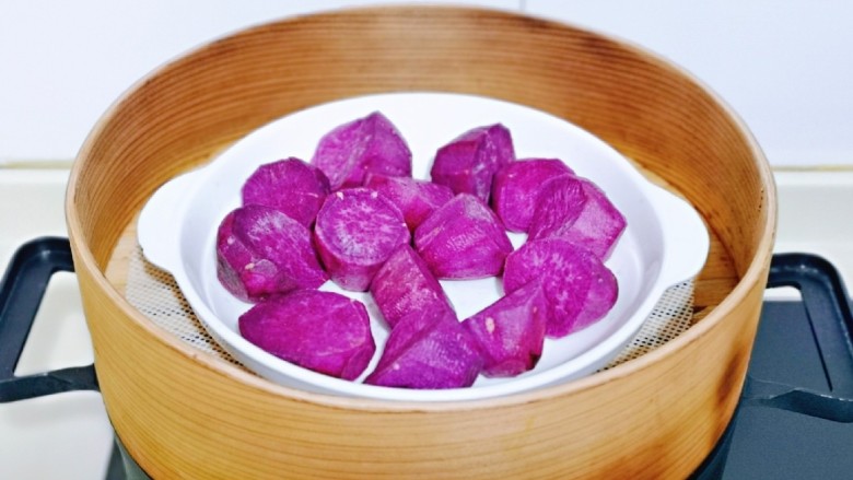 紫薯芝麻饼,上蒸锅隔水蒸熟即可。