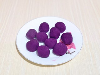 紫薯芝麻饼,再将紫薯泥团成大小相等的紫薯馅，盖上保鲜膜备用。