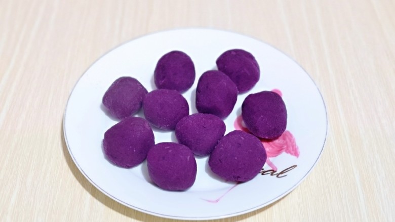 紫薯芝麻饼,再将紫薯泥团成大小相等的紫薯馅，盖上保鲜膜备用。