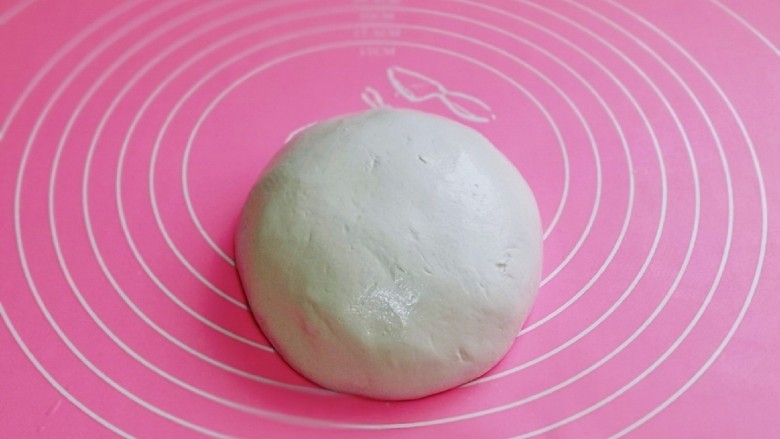 紫薯芝麻饼,再揉成光滑的面团，盖上保鲜膜醒10分钟。