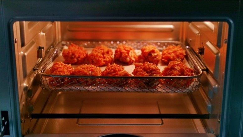 薯片鸡翅,将烤网入空气炸烤箱中层。