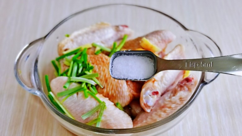 干锅麻辣鸡翅,按个人口味加入盐。
