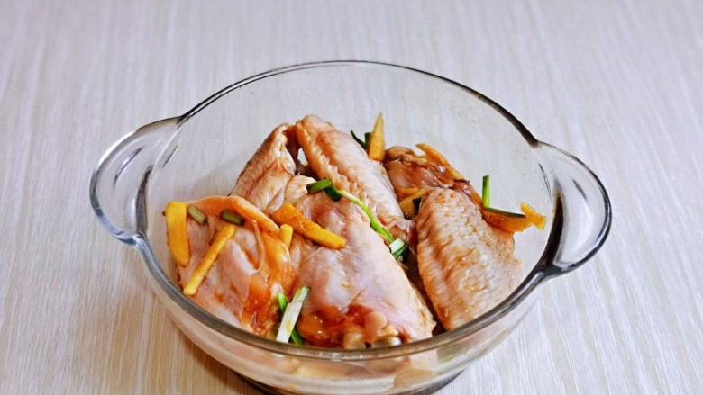 干锅麻辣鸡翅,抓拌均匀，腌制30分钟左右。