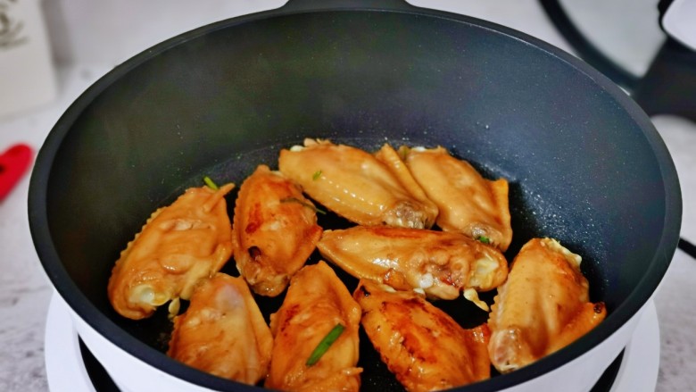 干锅麻辣鸡翅,中小火煎至金黄。