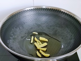 卤鸭脖,起油锅，加入生姜煸炒。