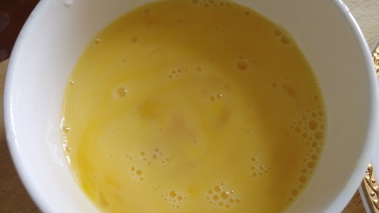 金针菇炒蛋,加一汤匙温水，打散。