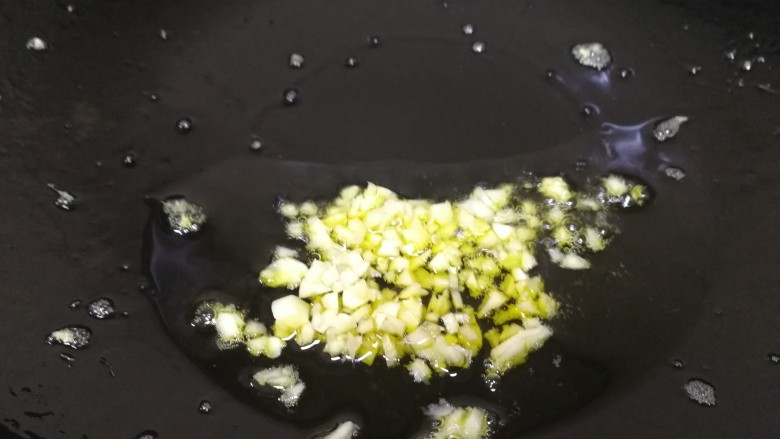 金针菇炒蛋,热锅倒入适量油，放入蒜末，文火炒出蒜香。