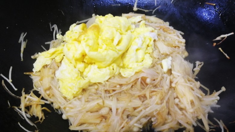 金针菇炒蛋,放入鸡蛋。