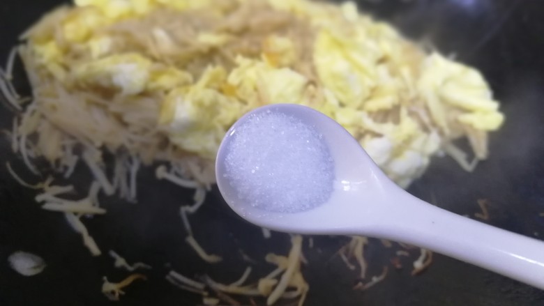 金针菇炒蛋,放入半小勺盐，调味。