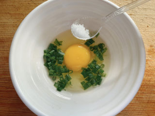 一人食·金针菇炒蛋,一颗鸡蛋加葱花与盐打散