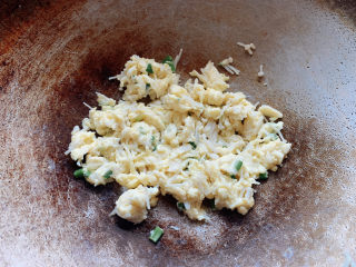 一人食·金针菇炒蛋,快速翻炒至鸡蛋成熟，即可出锅