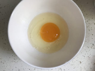 虾仁豆腐羹,一个鸡蛋在碗中打散