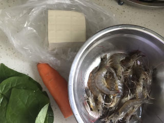 虾仁豆腐羹,准备好食材，虾，豆腐，胡萝卜，青菜，鸡蛋