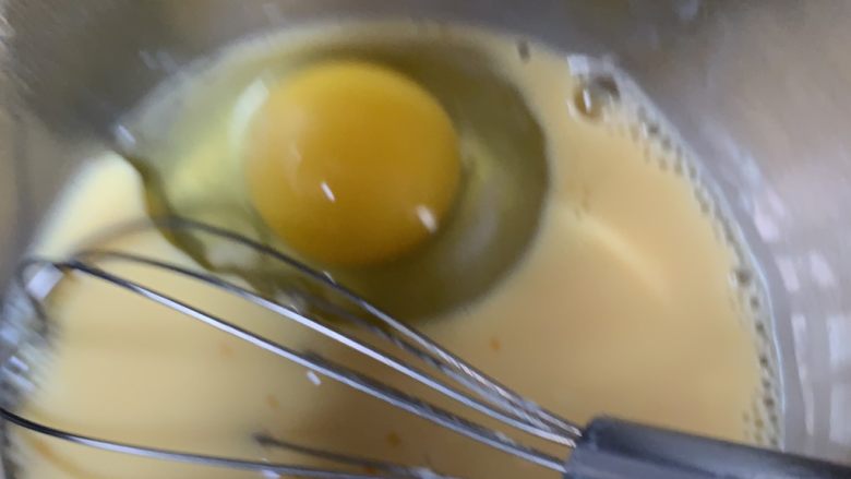 奶香蛋煎馄饨,搅拌