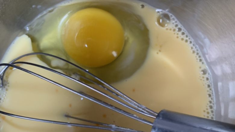 奶香蛋煎馄饨,搅拌均匀