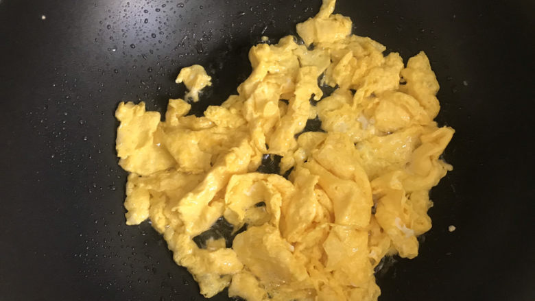 金针菇炒蛋,待蛋液凝固，用筷子搅散，盛出备用