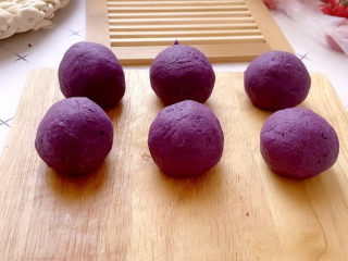 紫薯芝麻饼,紫薯泥平均分成6个，滚圆。