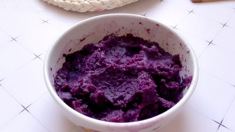 紫薯芝麻饼,蒸熟的紫薯碾成泥。