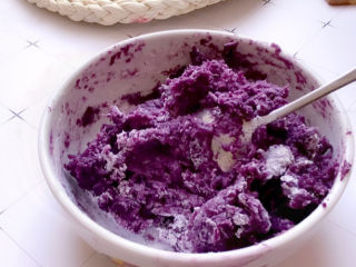 紫薯芝麻饼,把糯米粉和白砂糖加入到紫薯中拌匀。
