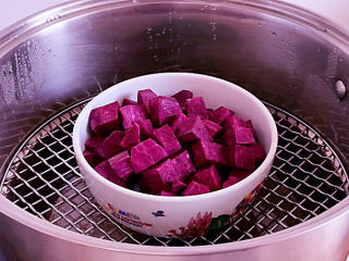 紫薯芝麻饼,将紫薯切块蒸熟。