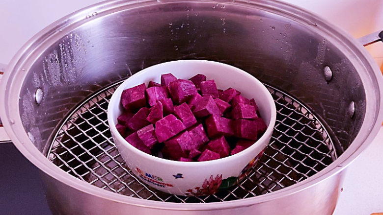 紫薯芝麻饼,将<a style='color:red;display:inline-block;' href='/shicai/ 2643'>紫薯</a>切块蒸熟。